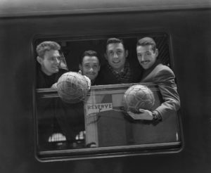 Armand Fouillen, Georges Amanieu et Guy Roussel, à la fenêtre d'un wagon, gare Matabiau, lors de la saison 1958-1959. André Cros – Ville de Toulouse, Archives municipales